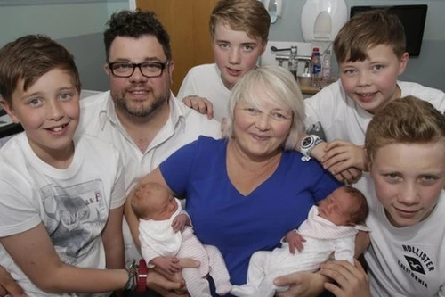 Bà mẹ có đến 3 cặp con song sinh