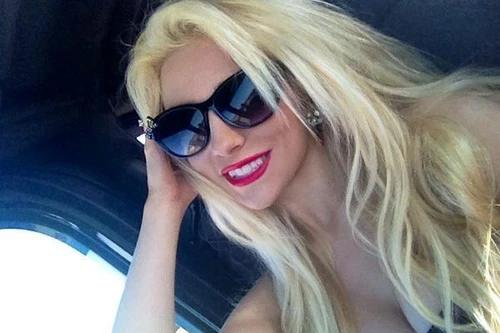 Cô dâu 18 tuổi lại tranh thủ khoe thân