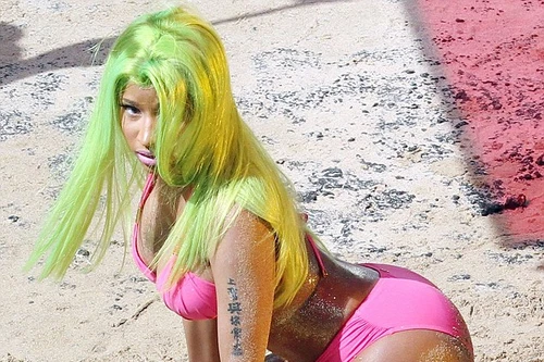 Nicki Minaj cực khêu gợi trong video mới
