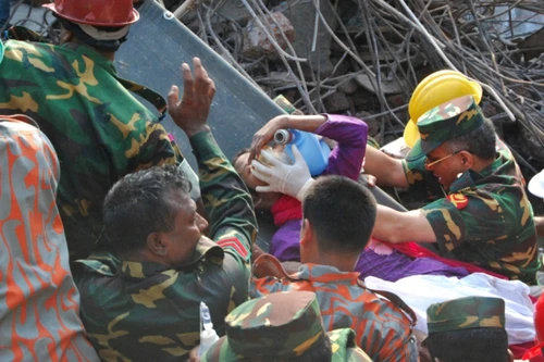 Tìm thấy người sống sót sau 17 ngày bị chôn vùi trong đống đổ nát