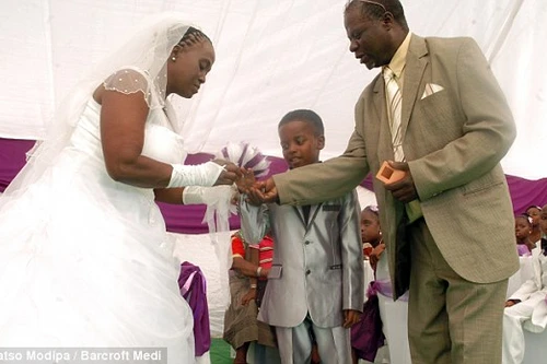 Nam Phi: Chồng 8 tuổi cưới vợ... 61 tuổi