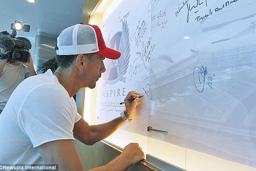 Mặc đồng đội tập luyện, Rio Ferdinand đi nghỉ ngơi