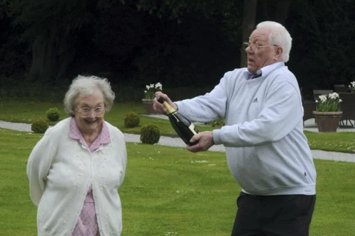 Đổ rượu làm vợ ướt nhẹp sau khi trúng xổ số