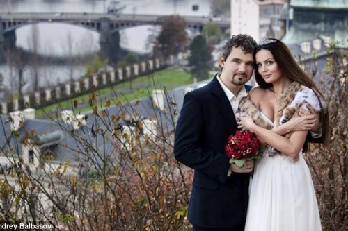 Người mẫu xinh đẹp bị giết hại dã man vì nhiễm HIV?