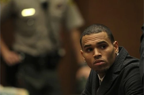 Chris Brown tiếp tục gắp rắc rối với pháp luật