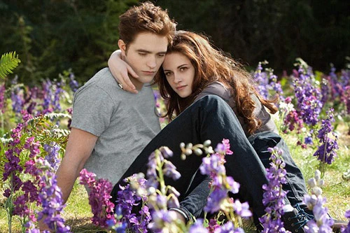 Kristen Stewart cầm áo Robert Pattinson, nhưng đi một mình