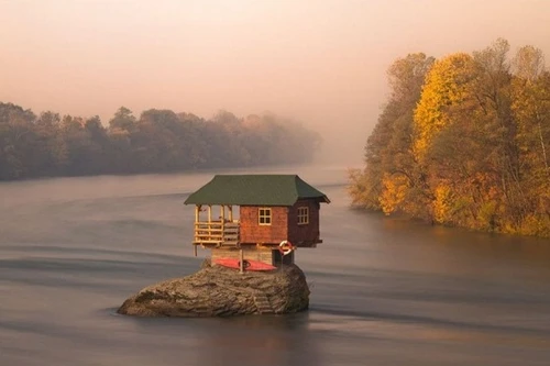 Ngôi nhà tuyệt đẹp nằm cô độc giữa mặt sông