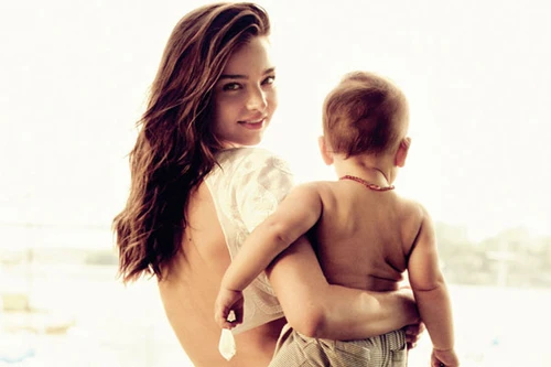 “Thiên thần nội y” của Victoria’s Secret dạo phố cùng con trai.