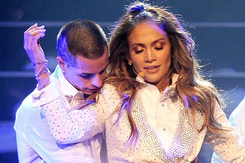 Jennifer Lopez tay trong tay với bồ trẻ