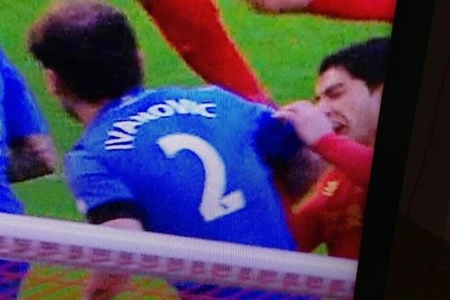 Luis Suarez vừa lập công lại vừa gây tội