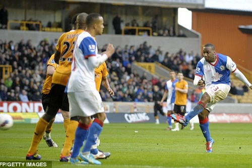 Tiền vệ của Wolves bị cổ động viên tấn công