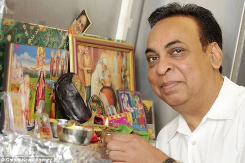 Thờ quả cà tím vì cho rằng thần thánh hiển linh