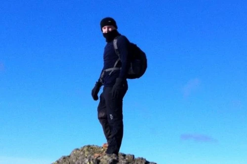 Một nhà thám hiểm chết cứng trong băng tuyết