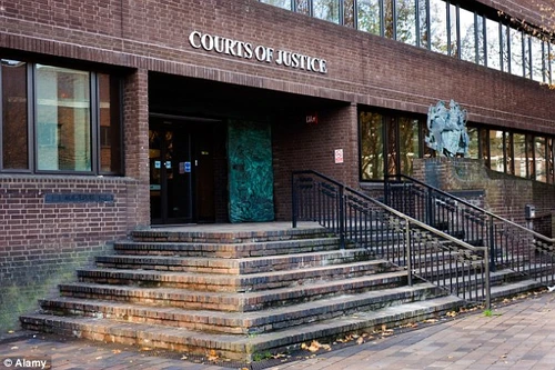 Hack Facebook các bé gái để dụ tình dục với bé trai