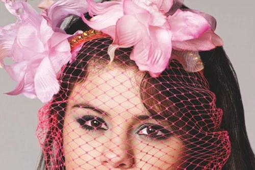 Selena Gomez rũ bỏ hình ảnh công chúa Disney