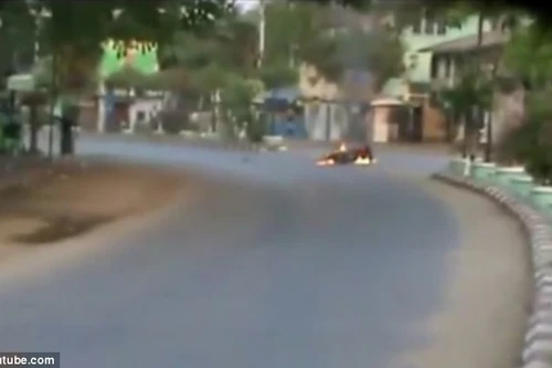 Myanmar: Cảnh sát nhìn người dân bị thiêu sống trong bạo loạn