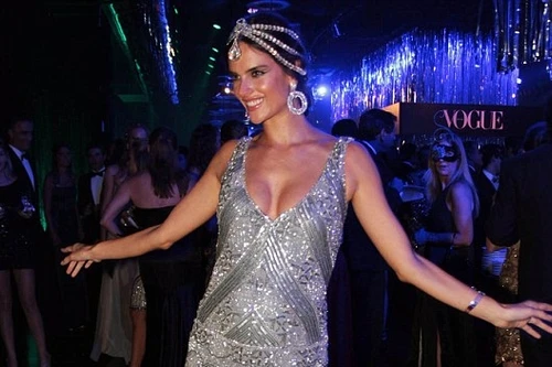 Thiên thần Victoria’s Secret vác bụng bầu nhảy múa