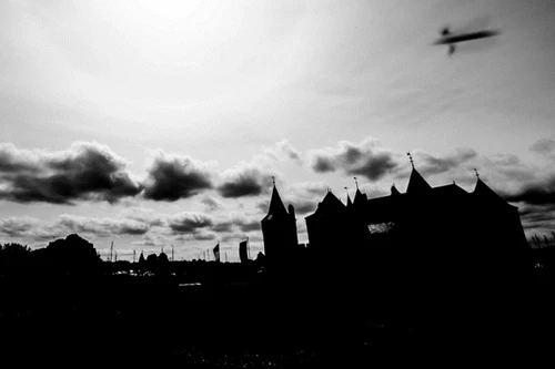 Bức ảnh ma quái chụp "UFO" trên lâu đài Trung cổ