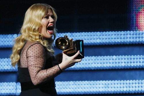 Kelly Clarkson tức giận vì hồi ký của Clive Davis