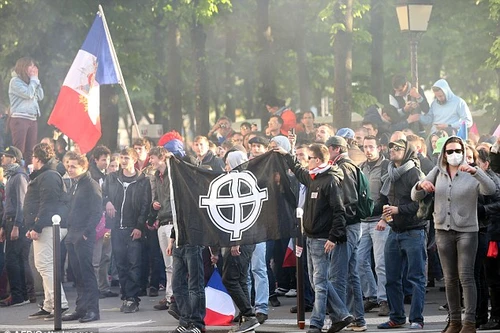 Hàng nghìn người biểu tình chống luật hôn nhân đồng giới