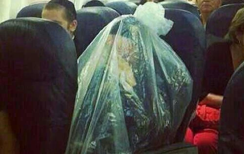 Vị hành khách kỳ quặc, quấn kín ni-lon khi đi máy bay