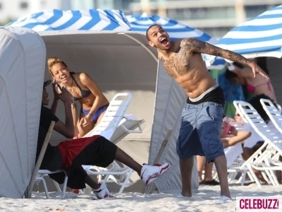 Chris Brown vui vẻ bên bạn gái giữa tin đồn quay lại với Rihanna