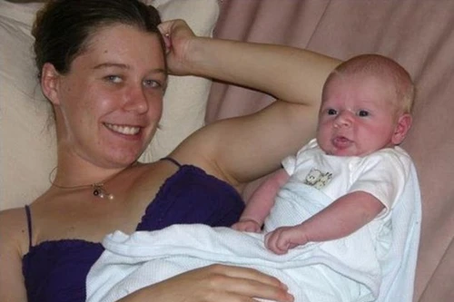 Mẹ ngủ quên để hai con chết trong bồn tắm