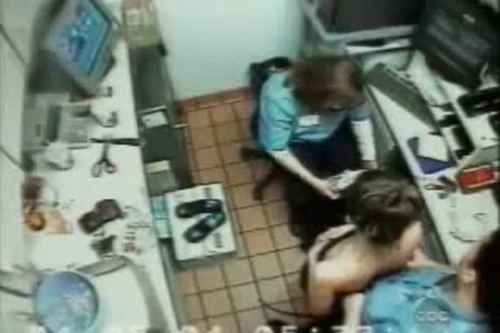 Cảnh sát rởm bắt nữ nhân viên McDonald nhảy thoát y