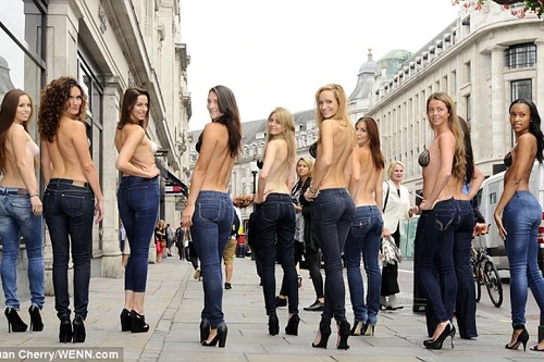 Táo bạo: 10 kiều nữ dán ngực, dạo phố