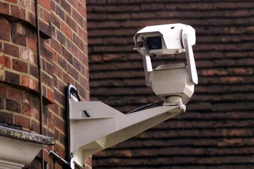 Anh: Học sinh trung học bị camera "soi đến từng chân tóc"