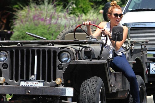 Miley Cyrus lại "khoe hàng" trong chiếc áo sơ mi trắng khoét sâu