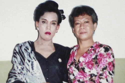 Vú em của tổng thống Obama từng là gái mại dâm chuyển giới