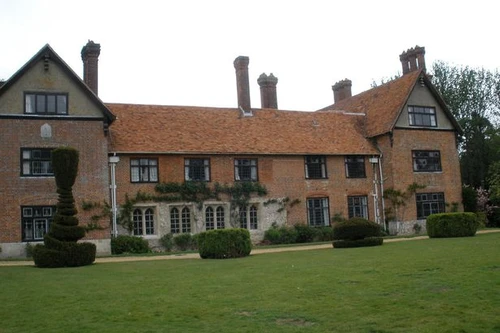 Một học sinh bị cưỡng hiếp, nhà trường có thể phải đóng cửa