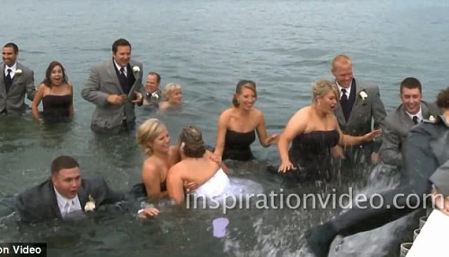 Mặc kệ cô dâu ngã xuống hồ, chú rể lên bờ trước đã