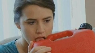 Sở thích cực độc hại của cô gái uống xăng