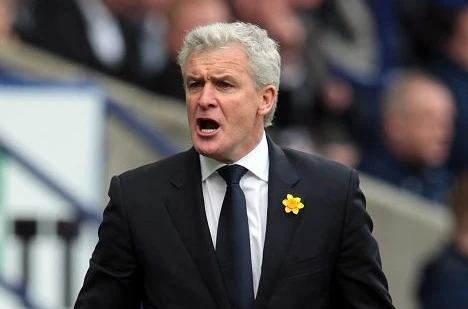 Mark Hughes ẩu đả với cổ động viên