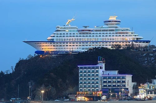 Độc đáo “Thuyền khách sạn” trên vách đá