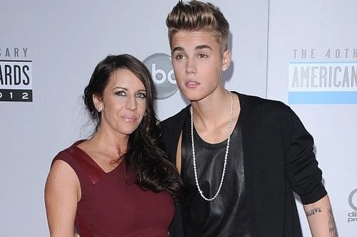 Mẹ Justin Bieber muốn chấm dứt cuộc sống độc thân