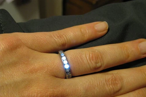 Nhẫn đính hôn phát sáng khi đôi uyên ương ở bên nhau