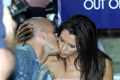 Tình yêu 15 năm của David và Victoria Beckham qua những nụ hôn