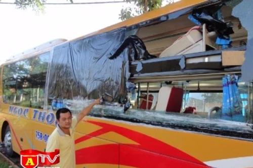 Ném đá xe ô tô – Hành vi cần được xử lý nghiêm