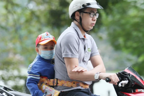 Chùm ảnh: Người Hà Nội co ro trong gió lạnh đầu mùa