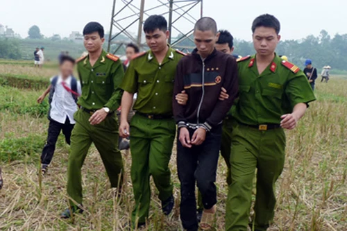 Bắt gọn tên trộm tháo cột điện cao thế đi... bán đồng nát