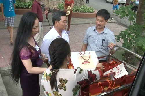 Phú Mỹ Bakery phối hợp với Báo An ninh Thủ đô thăm, tặng quà bệnh nhi