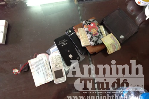 Bắt quả tang hai đối tượng móc túi sĩ tử trên xe buýt