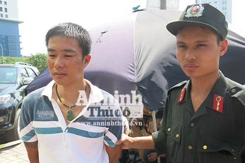 Cưỡi xe phân khối lớn, mang theo súng đi “thanh toán” đối thủ