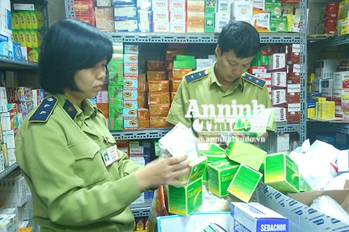 Tân dược giả trà trộn hàng thật bán công khai