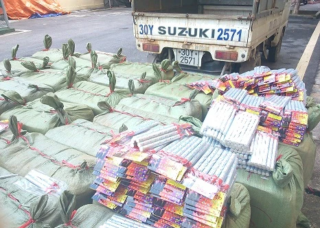 Gần một tấn pháo sáng gây cháy tập kết về ga Giáp Bát