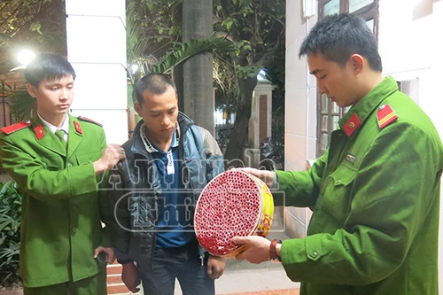 Cả trăm cân pháo “xuyên đêm” về Hà Nội