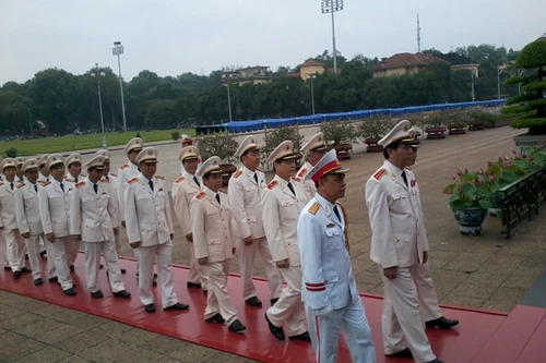 Đoàn đại biểu Bộ Công an vào lăng viếng Chủ tịch Hồ Chí Minh